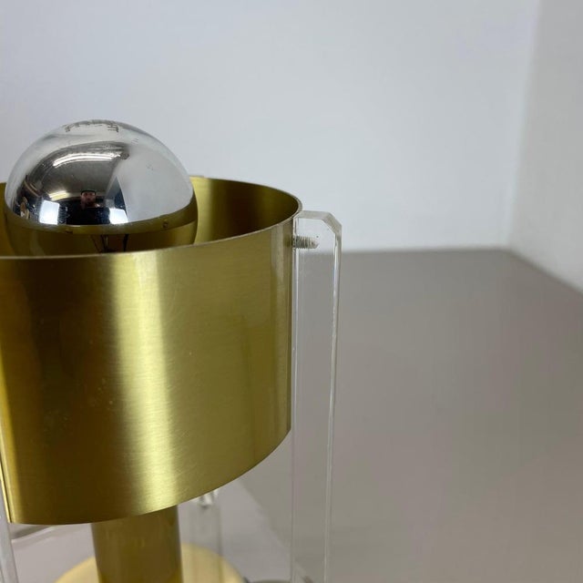 Gold Postmodern Cubic Table Light in Brass and Acryl Glass, 1970 For Sale - Image 8 of 17