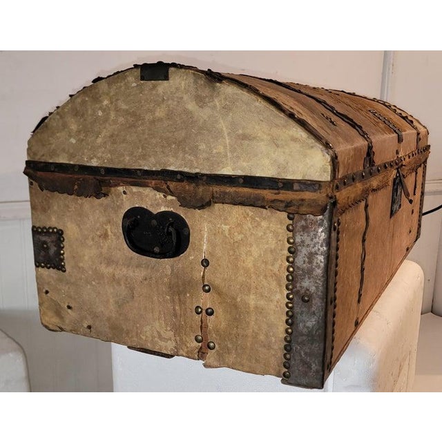 Early 19th Century 19th Century Cowhide Buggy Trunk For Sale - Image 5 of 9