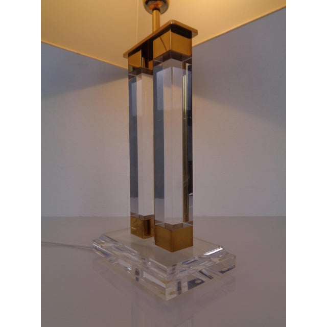 Beige Hollywood Regency Acrylic Glass & Brass Table Lamp, Italy, 1970s For Sale - Image 8 of 16