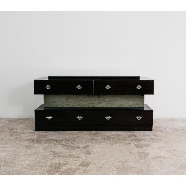 Elegant wood veneer dresser, made in the 1980s, featuring a refined cubic design with essential and contemporary lines....