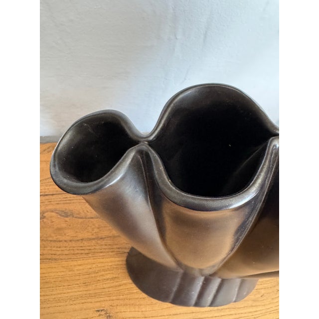 Vintage Red Wing Pottery #416 Matte Black Fan Vase – Art Deco Sculptural Form – Usa For Sale In San Francisco - Image 6 of 9