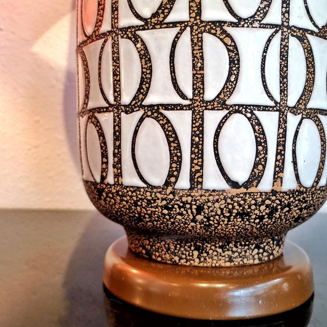 White Hand-Thrown Alvino Bagni White on Tan Table Lamp For Sale - Image 8 of 9