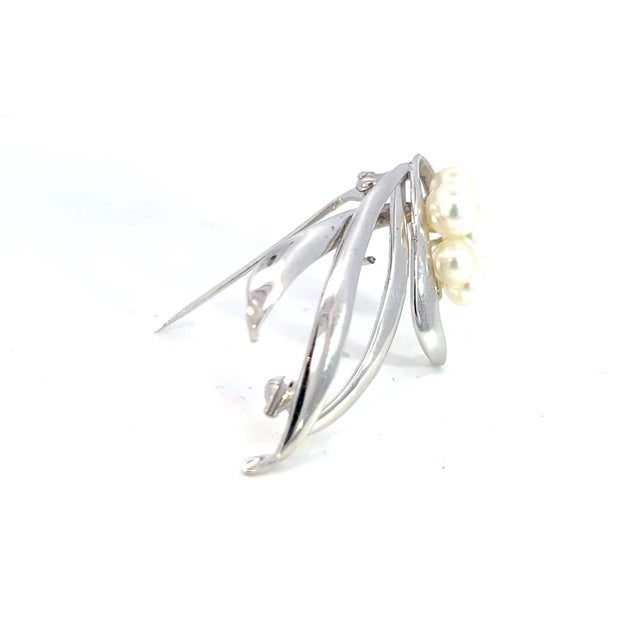 White 1990s Mikimoto Estate Akoya Pearl Brooch 6.40-5.30 mm Silver For Sale - Image 8 of 8