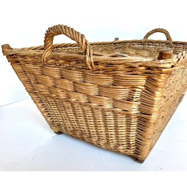 Rustic European Vintage 1940s European Woven Wicker Rectangular Market Basket For Sale - Image 3 of 11