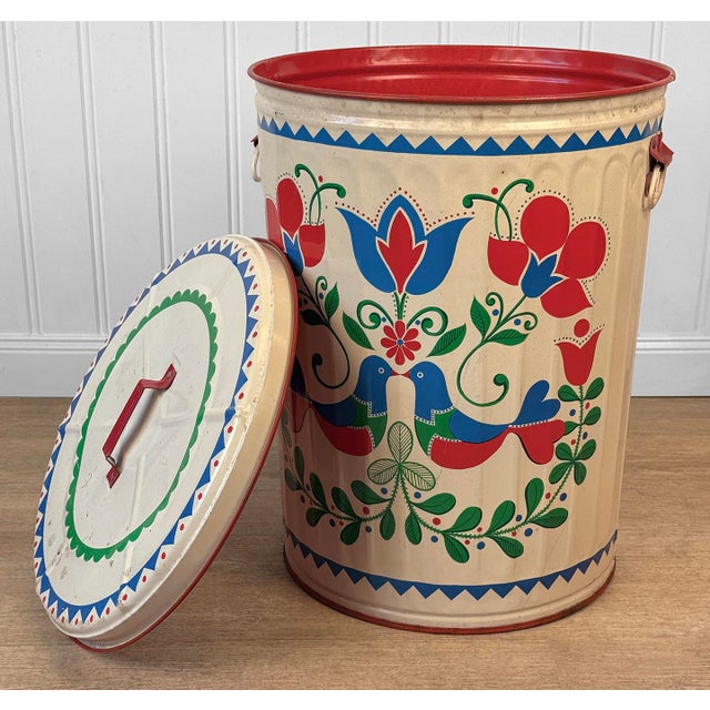Farmhouse Vintage Farmhouse Pennsylvania Dutch Tin Waste Garbage Can W/ Lid For Sale - Image 3 of 13