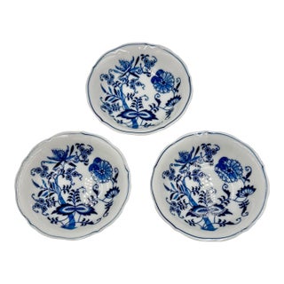 1990s Danube Blue Onion Blue & White Fruit Dessert Sauce Bowl Set - 3pcs For Sale