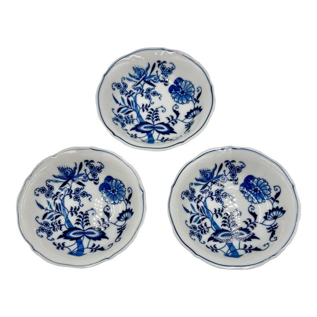 1990s Danube Blue Onion Blue & White Fruit Dessert Sauce Bowl Set - 3pcs For Sale