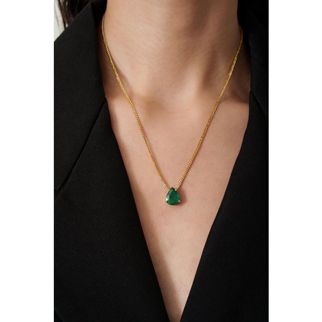 Art Deco 3.88ct Pear Cut Emerald Solitaire Art Deco Necklace in 14k Gold Curb Chain For Sale - Image 3 of 17