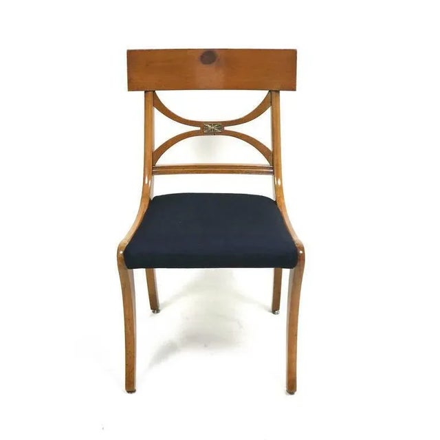Neoclassical Early 20th Century Refined Klismos Fruitwood Dining Chairs - Set of 8 With Harkness Provenance For Sale - Image 3 of 11