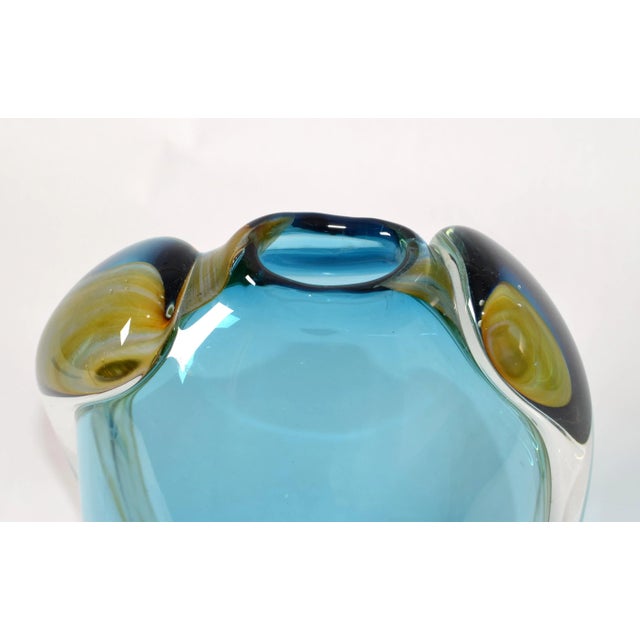 Cornflower Blue Vitrix Studio Blown Light Blue & Gold Art Glass Vase Thomas Buechner Op Art 80s For Sale - Image 8 of 13