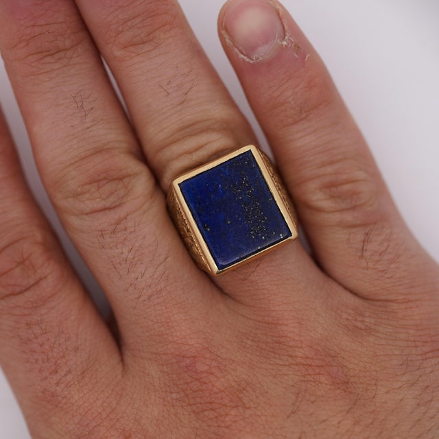 Vintage Lapis Lazuli 18k Gold Floral Engraved Square Mens Signet Ring, Size 10.75 For Sale - Image 4 of 11