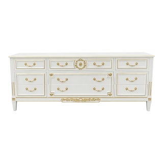 1960s Baker Hollywood Regency Lacquered Dresser in Sweet Coffee With Gold Leaf – 9 Drawer Statement Piece For Sale