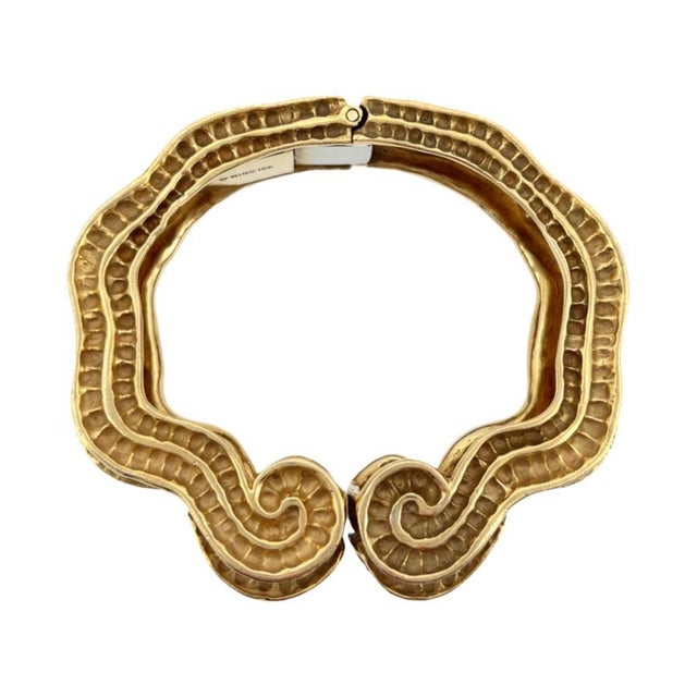 1990s 1990s Robert Wander for Winc 18k Sculpted Hinged Bangle Bracelet For Sale - Image 5 of 8