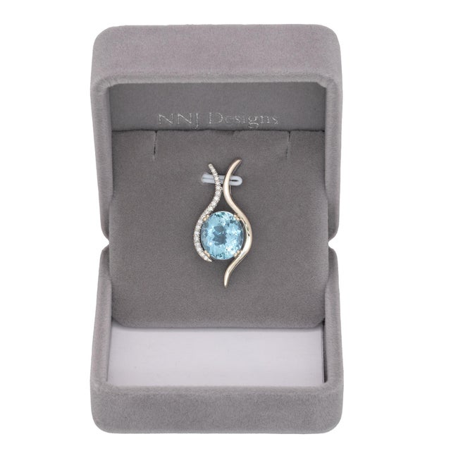 Modern 7.8Ct Santa Maria Aquamarine Pendant With Natural Diamonds Accents: 14k Gold For Sale - Image 3 of 8