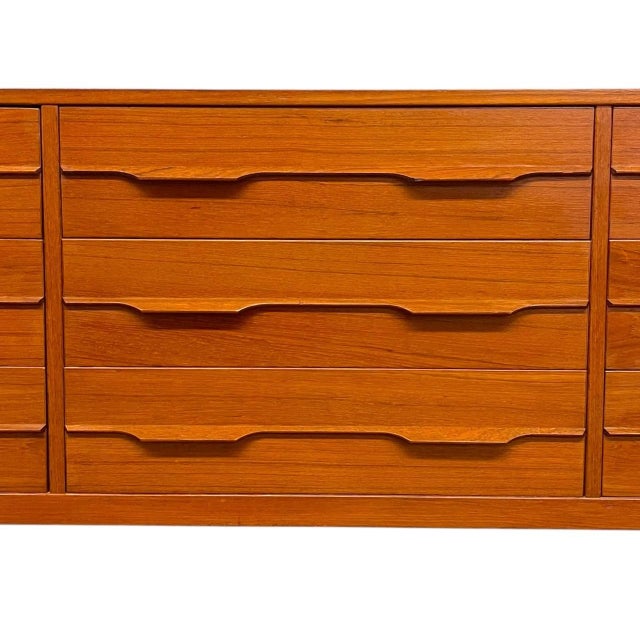 Vintage Mid Century Modern 9 Drawer Long Dresser With Sculpted Drawer Pulls. For Sale - Image 10 of 10