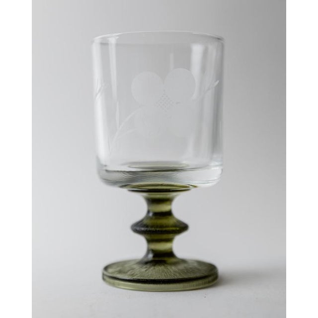 This vintage set of 5 wine glasses from the 1970s beautifully combines elegant craftsmanship with subtle decorative...