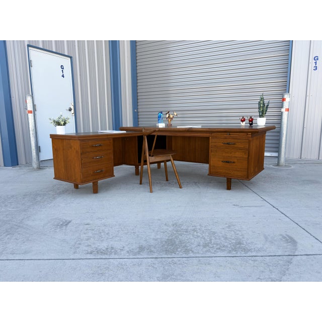 Monteverdi-Young 1960s Mid-Century Modern Walnut L-Shaped Executive Desk With Black Laminate Top For Sale - Image 4 of 16