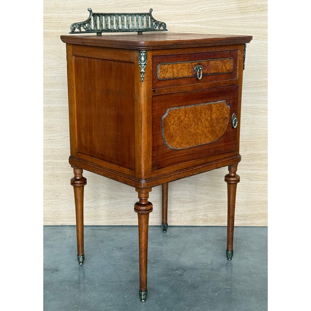 French 1900-1909 Pair of French Oak Nightstands With Drawer, Door and Bronze Crest For Sale - Image 3 of 11