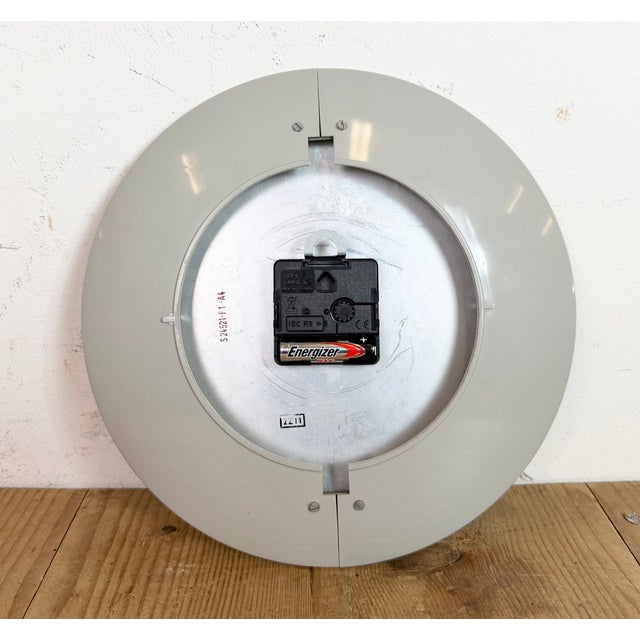 Industrial Factory Grey Wall Clock from Siemens, 1970s For Sale - Image 15 of 17