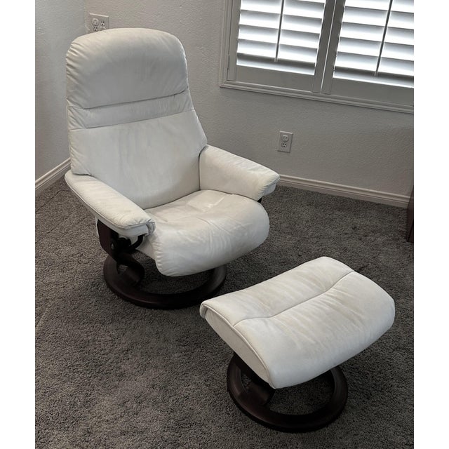 Mid 20th Century Mid 20th Century Scandinavian Ekornes Stressless Lounge Chair and Ottoman in White Leather & Rosewood For Sale - Image 5 of 18