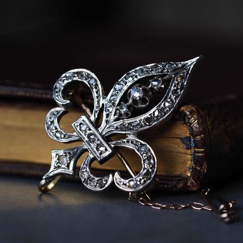 Antique French 18 Karat Gold and Silver Fleur de Lys Brooch with Diamond, 1900s For Sale - Image 3 of 18