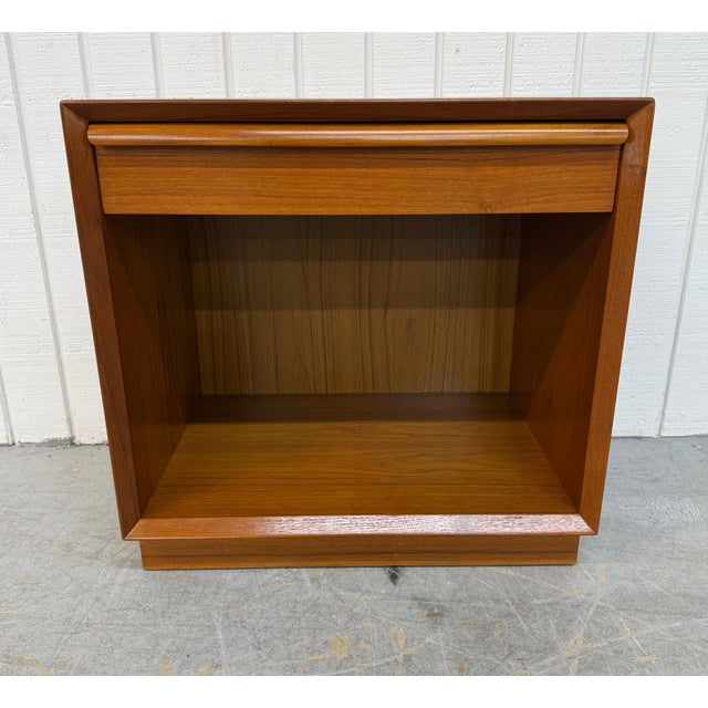 Wood Vintage Danish Modern Teak Nightstands - Set of 2 For Sale - Image 7 of 9