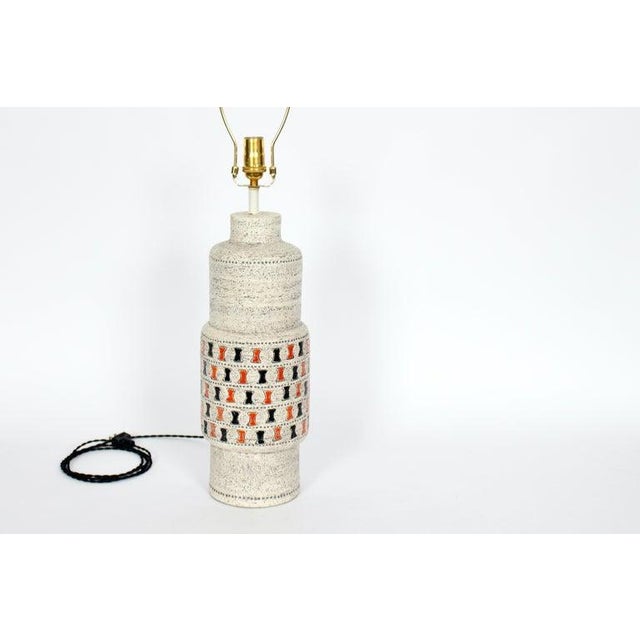 1950s Tall Aldo Londi for Bitossi Off White Pottery Table Lamp With Orange & Black For Sale - Image 6 of 13