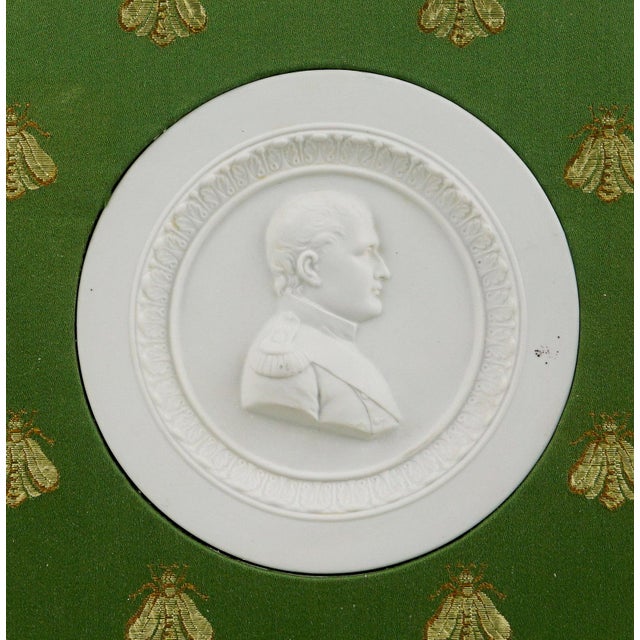 French Large Medallion in Paris Biscuit Porcelain - Napoleon I Emperor of the French in Biscuit Porcelain - 19th Century For Sale - Image 3 of 3