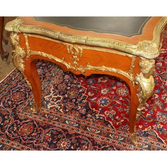 ​Bronze Mounted Louis XV French Style Walnut Writing Desk Bureau Plat For Sale - Image 4 of 18