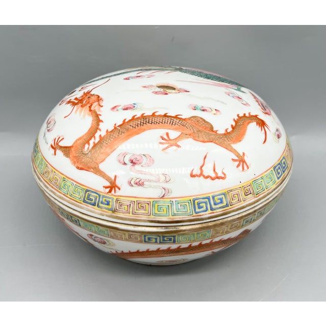 Antique Chinese Guangxu Period Famille Rose Dragon & Phoenix Porcelain Covered Box, 1875–1908 – Chinoiserie / Asian Traditional For Sale In Houston - Image 6 of 18