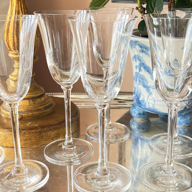 Traditional Set of 8 beautiful Vera Wang crystal wine glasses in "Classic" pattern // Wedgwood // elegant fine crystal // Formal table setting For Sale - Image 3 of 7