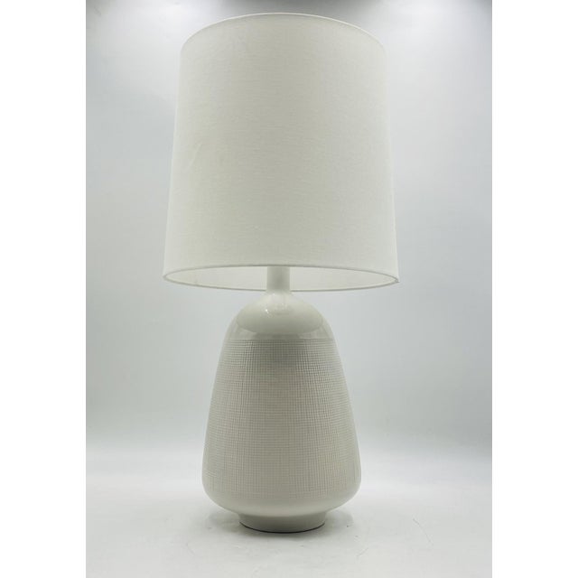 Visual Comfort Modern White Textured Ceramic Table Lamp by Aerin for Visual Comfort For Sale - Image 4 of 16