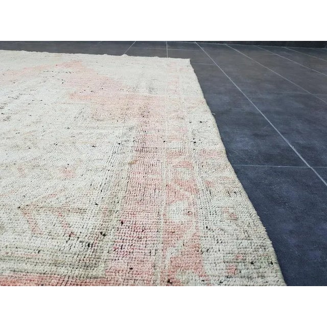 1960s 1960s Vintage Faded Rug- 4′3″ × 9′5″ For Sale - Image 5 of 11