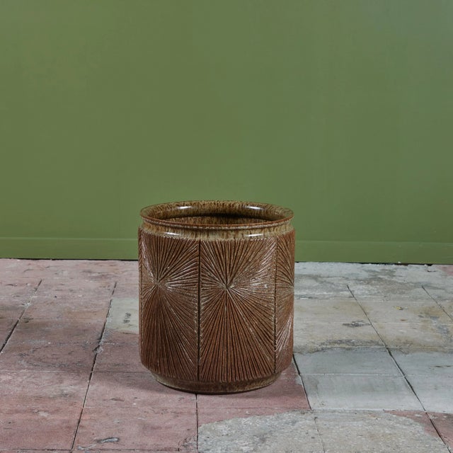 Earthgender David Cressey & Robert Maxwell for Earthgender “Sunburst” Planter With Taupe Speckle Glaze For Sale - Image 4 of 9