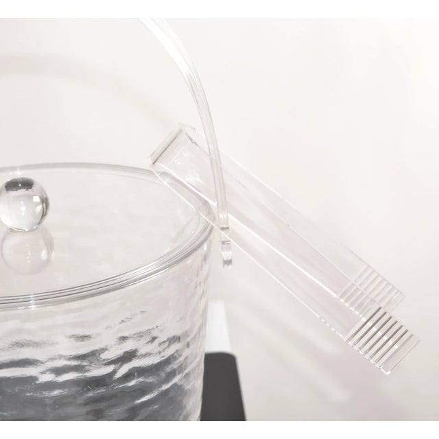 1980s Vintage Grainware Transparent Lucite Clear Acrylic Ice Bucket Lid Tongs For Sale In Miami - Image 6 of 12