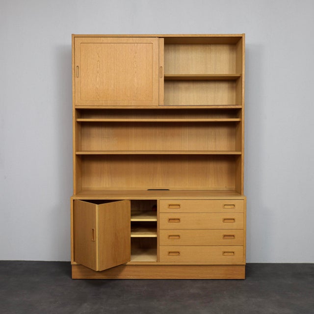 Mid-Century Modern Danish Modern Oak Wall Cabinet by Poul Hundevad for Hundevad & Co., Denmark, 1960s For Sale - Image 3 of 9