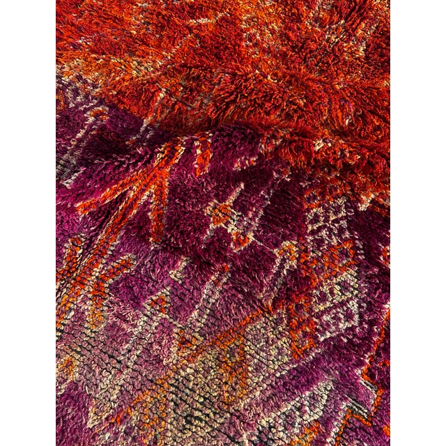 1970s Authentic Moroccan Boujad Rug – Handmade Berber Wool Rug – Large Tribal Area Ru For Sale - Image 10 of 11