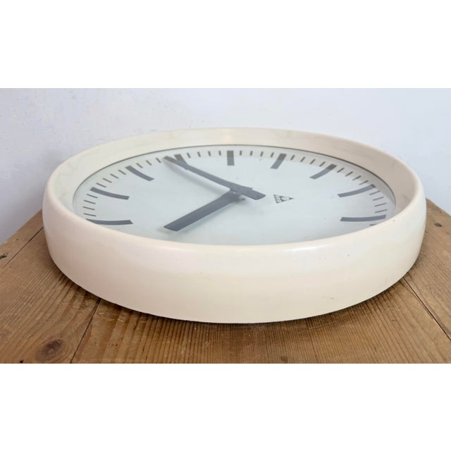 Large Industrial Bakelite Factory Wall Clock from Pragotron, 1960s For Sale - Image 15 of 18