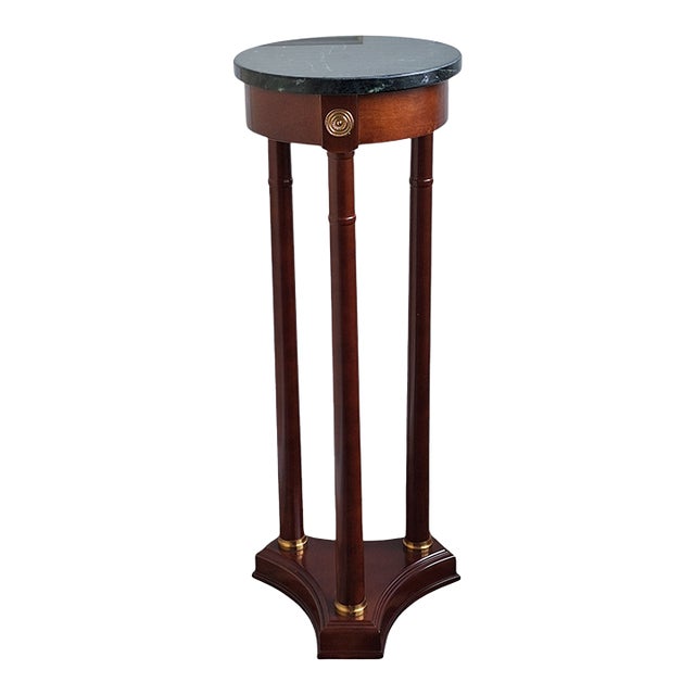 Late 20th Century Bombay Co. Regency Style Mahogany Pedestal Stand Green Marble Top For Sale