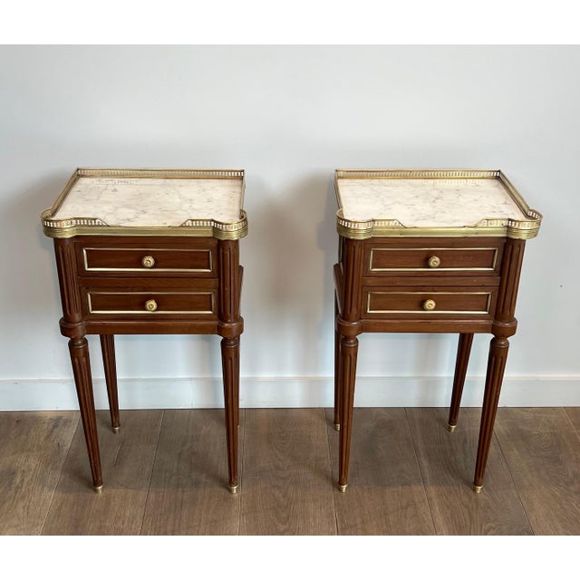 Neoclassical 1940s Pair of wood and brass side tables with Carrara marble tops in the style of Maison Jansen For Sale - Image 3 of 12
