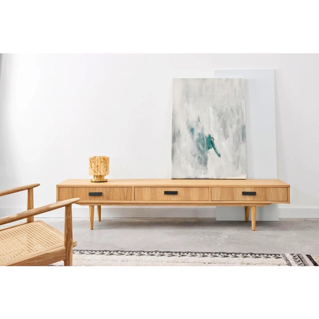This stylish longboard will find its perfect place in a home living room, a study for work, but also in a stylish office....