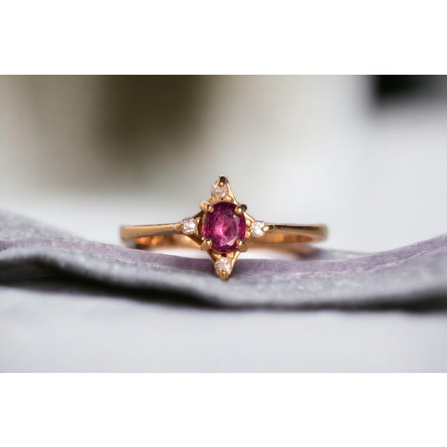 Contemporary Tres Avineda: Oval Ruby and Natural Diamond Ring in Yellow Gold For Sale - Image 3 of 11