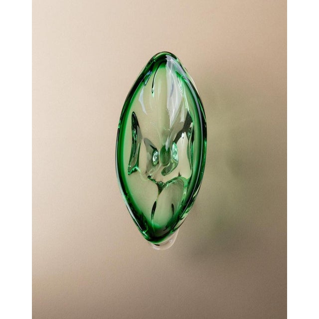 This vintage Murano glass bowl from the 1970s features an organic shape, making it a versatile vide poche that can be used...