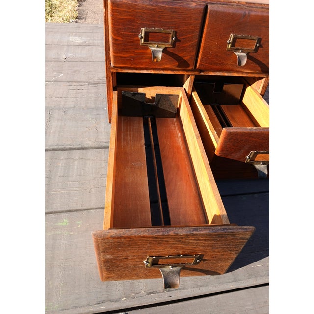 Antique 1920s Quarter Sawn Oak 4-Drawer Desktop File Cabinet For Sale - Image 4 of 17