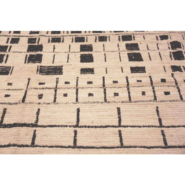 Nazmiyal Collection Area Modern Rug For Sale In New York - Image 6 of 6