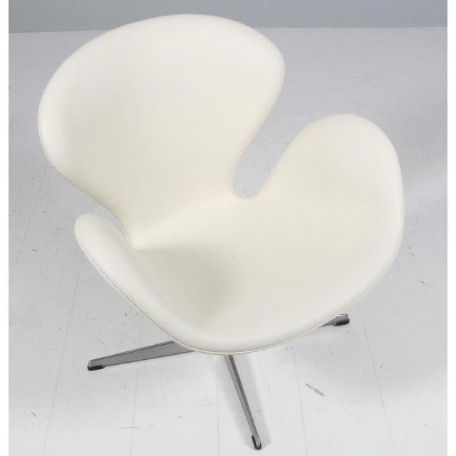 The swan chair, new upholstered in white Linea Semi aniline leather. Made by Fritz Hansen. New upholstered. This iconic...