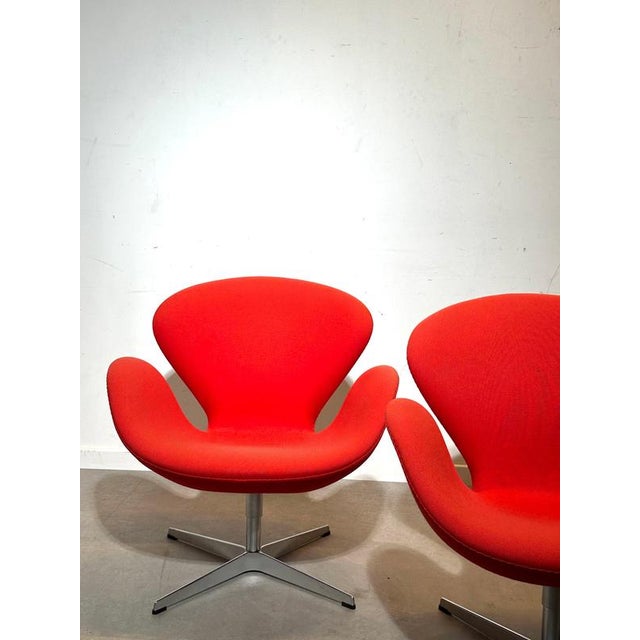 Metal Swan Chair by Arne Jacobsen for Fritz Hansen For Sale - Image 7 of 7