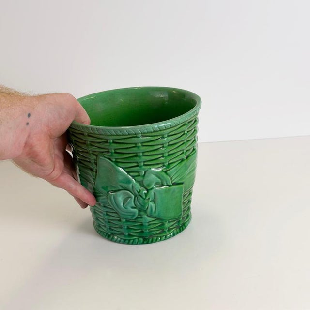 1910s Majolica Basketweave Planter in Green Glazed Ceramic from Mintons, England, 1911 For Sale - Image 5 of 10