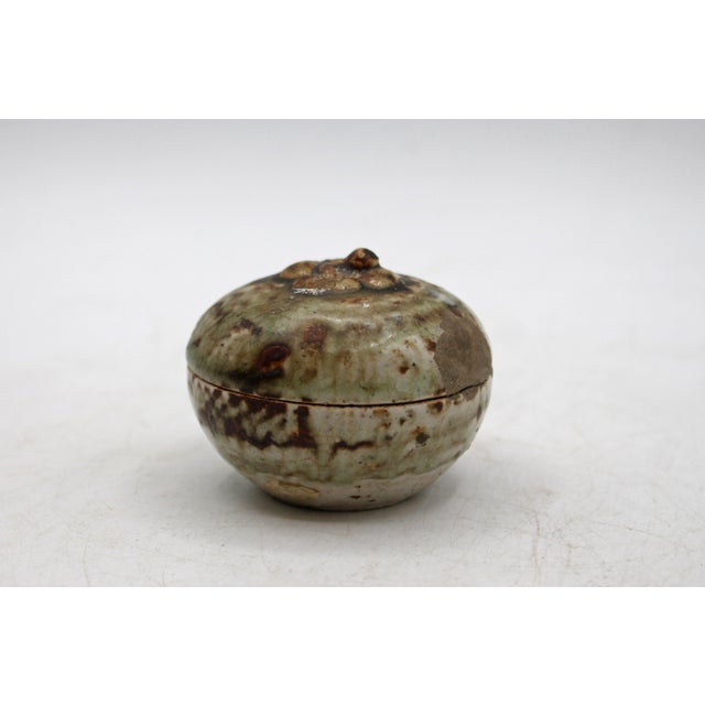 Asian 15th Century Thai Sawankhalok Small Stoneware Persimmon Shaped Box For Sale - Image 3 of 7