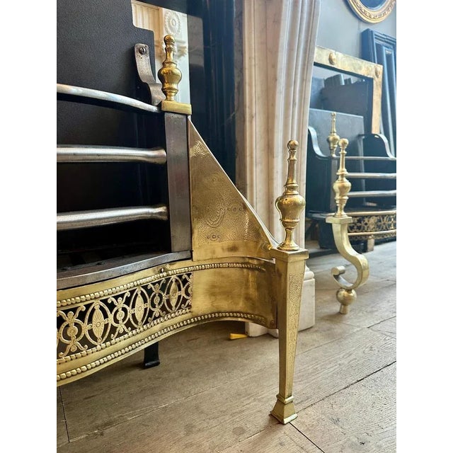 Antique English Fire Grate in Engraved Brass and Polished Steel, 1860 For Sale - Image 4 of 11